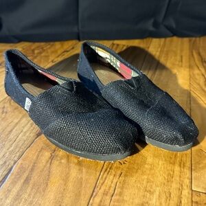 Black TOMS burlap size 5